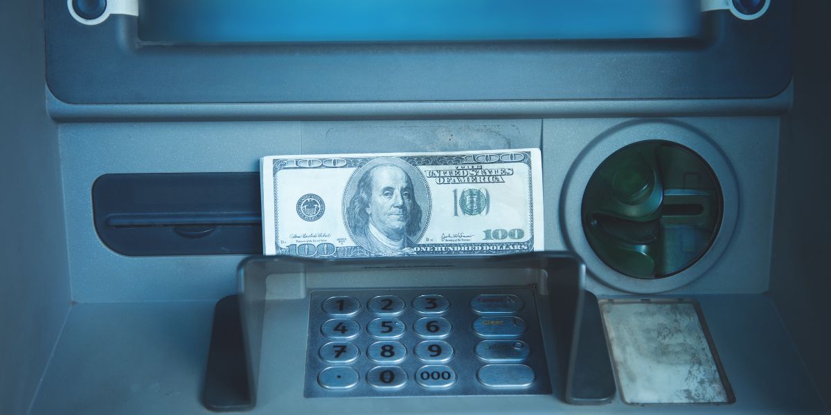 دليلك الشامل كيفية اختيار ماكينة عد النقود المناسبة لاحتياجاتك